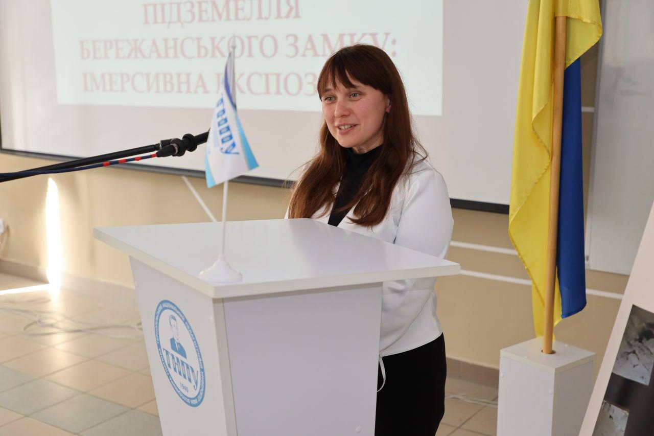 Olena Luhova, zaviduvachka naukovo-doslidnoho ta muzeino-prosvitnytskoho viddilu